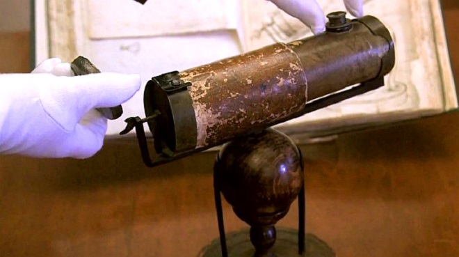 تيليسكوب نيوتن في معرض الجمعية العلمية الملكية البريطانية